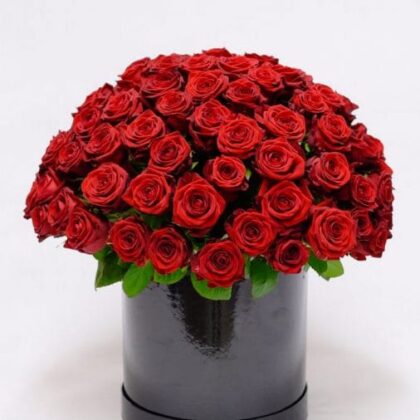 Red Roses in a Box - Elegant red roses arranged in a stylish box for a perfect gift.