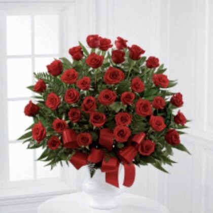 Red Rose Vase Arrangement - Elegant bouquet of fresh red roses in a stylish vase for any special occasion.