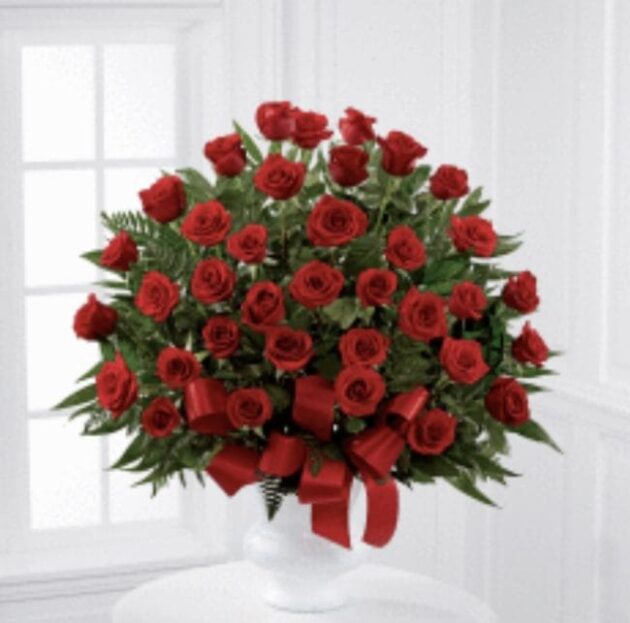 Red Rose Vase Arrangement - Elegant bouquet of fresh red roses in a stylish vase for any special occasion.