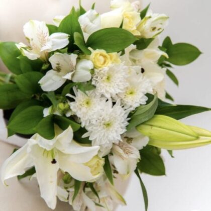 White Lily and Alstroemeria Bouquet – Elegant arrangement with white lilies and colorful alstroemeria for all occasions.
