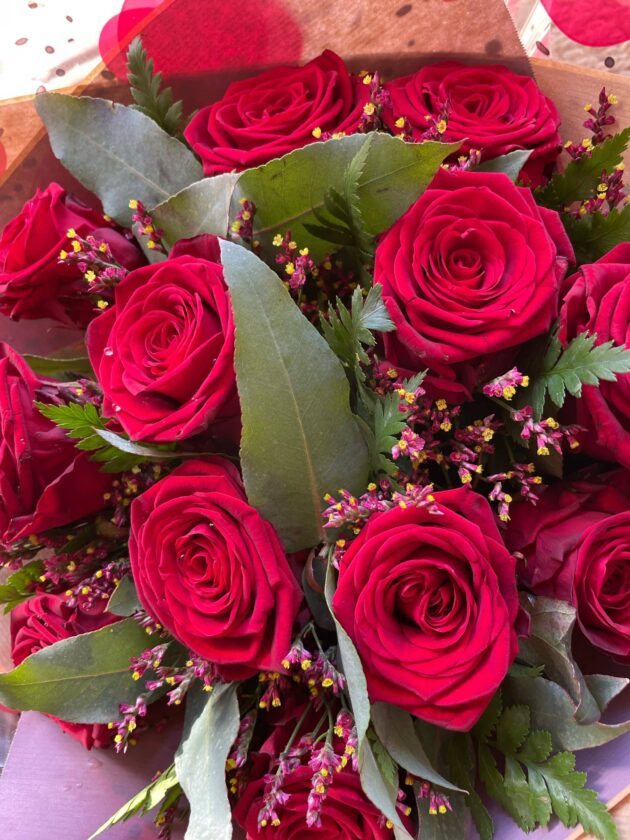 Beautiful Bouquet of flowers red roses with Luxury Vase