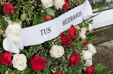 What to Write in a Sympathetic Funeral With Flower Message 1 Funeral Flowers Chosen to Honour a Loved One